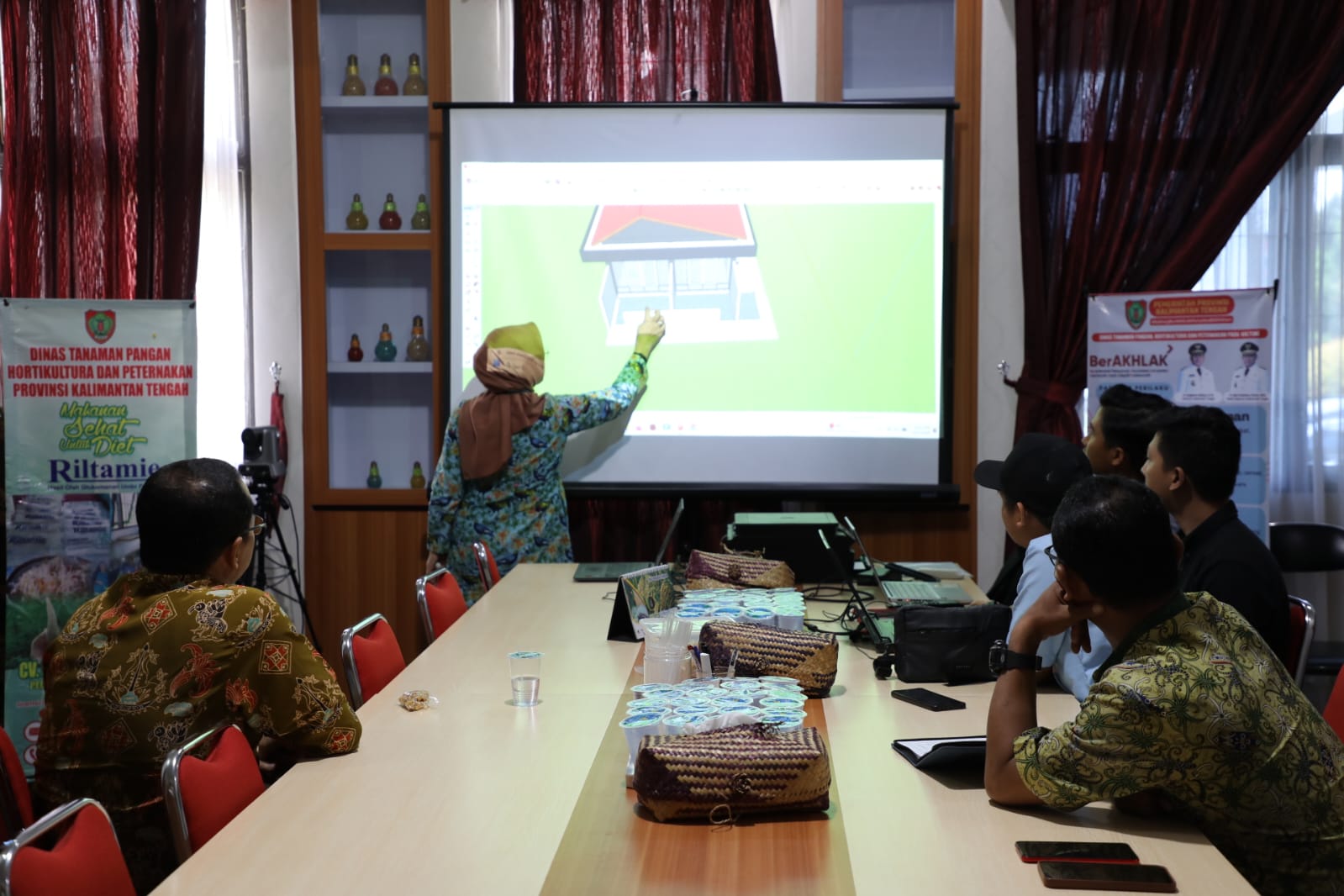 Kadis TPHP Memimpin Diskusi Pembangunan Fasilitas di UPT. BPMPPHMT