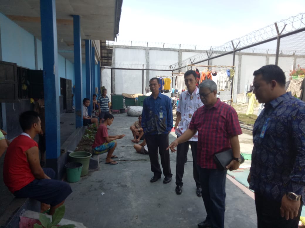 Dihari Libur Plt. Kakanwil Kemenkumham Kalteng Kunjungi Rutandan Lapas Palangka Raya