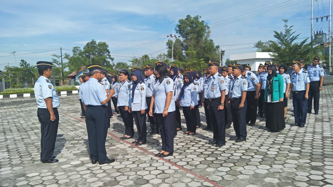 Laksanakan Permenkumham Nomor 26 Tahun 2018 Plt.Kakanwil Kemenkumham  Kalteng Periksa Atribut dan Pakaian Peserta Apel