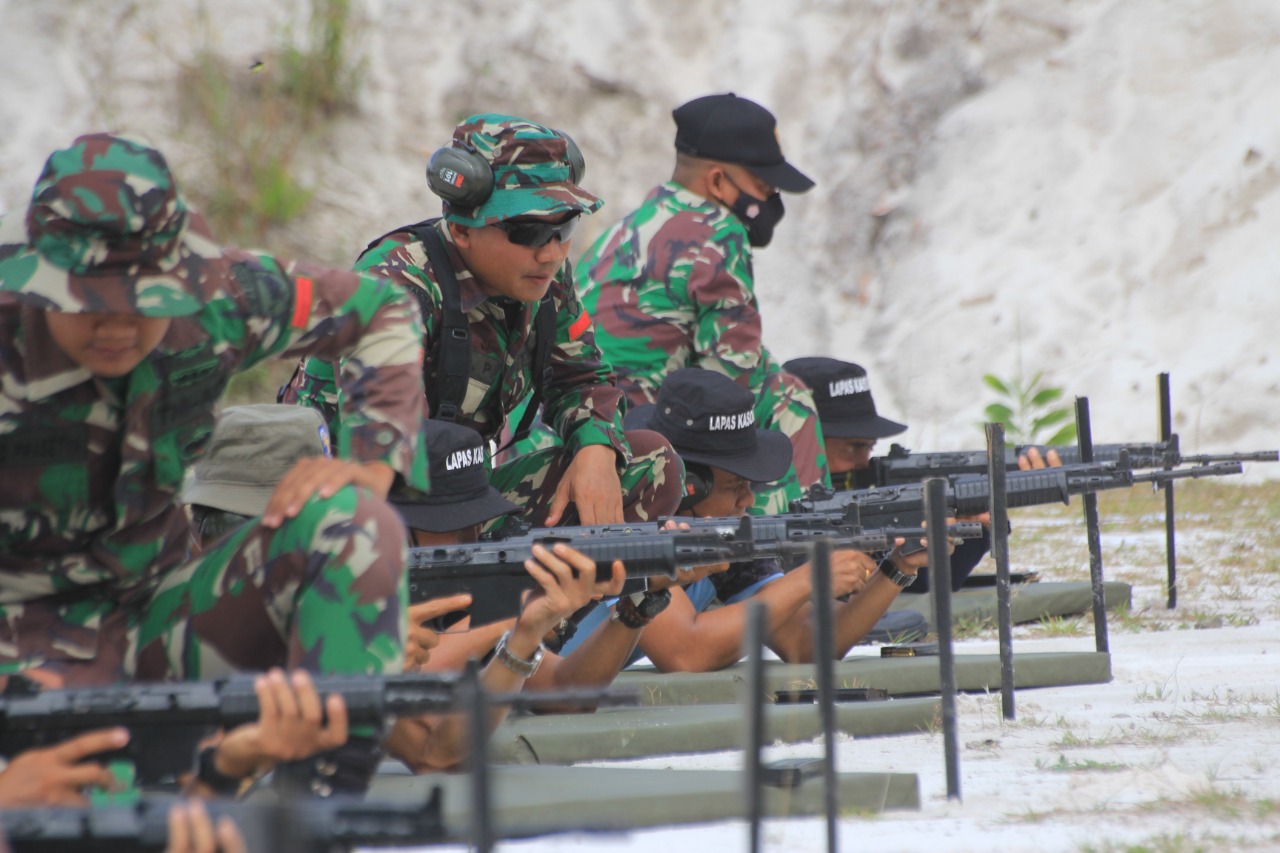 Asah Kemampuan Pegawai, Lapas Narkotika Kasongan Adakan Kegiatan Latihan Menembak