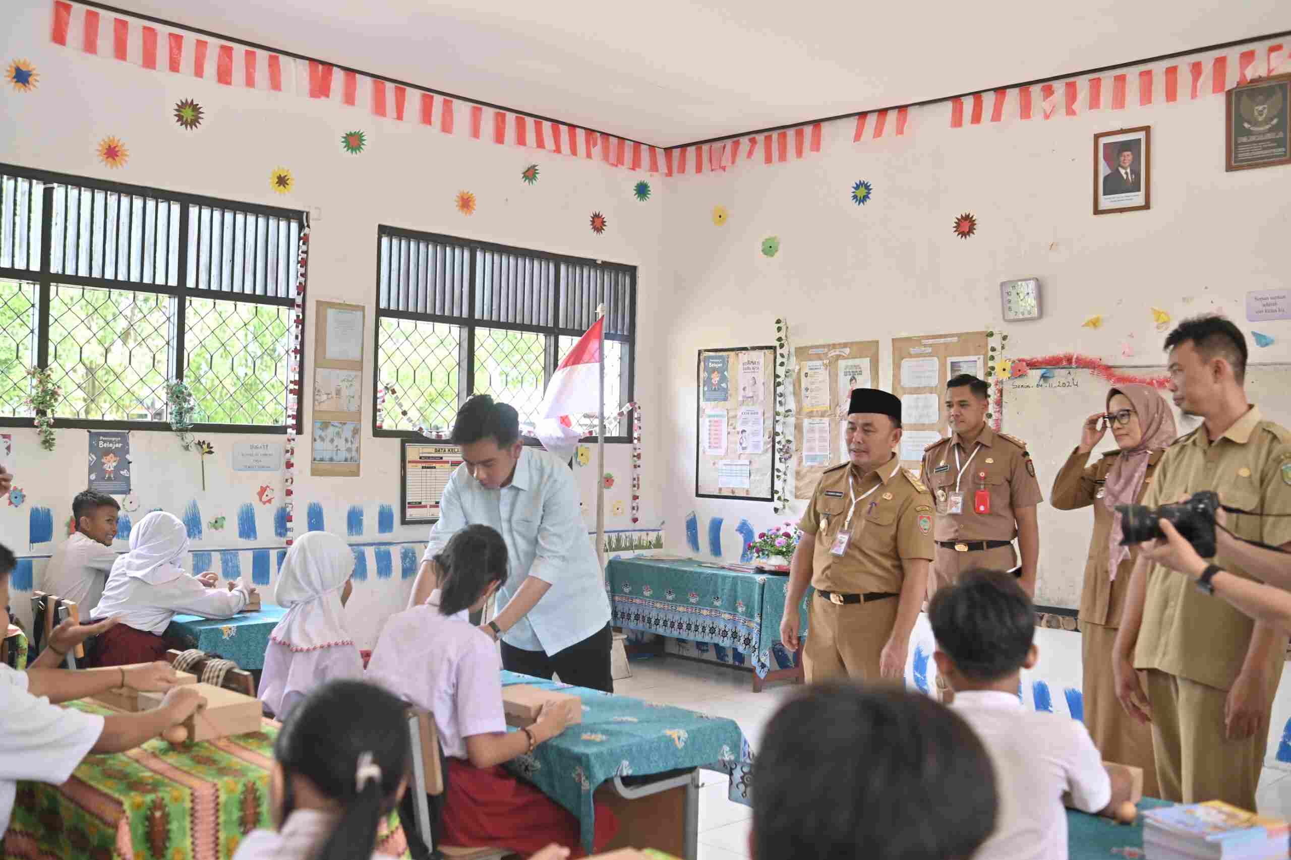 Plt. Kadisdik Kalteng Dampingi Kunjungan RI 2 Gibran Rakabuming ke SDN 1 Langkai Palangka Raya