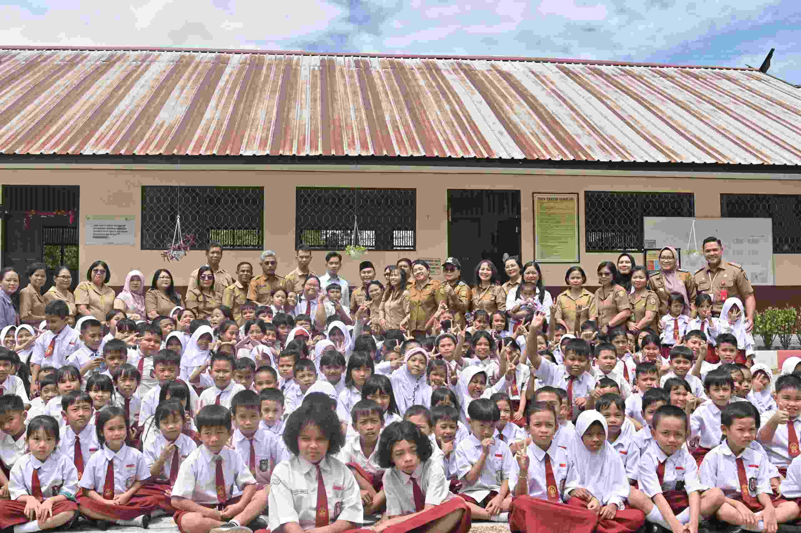 Plt. Kadisdik Kalteng Dampingi Kunjungan RI 2 Gibran Rakabuming ke SDN 1 Langkai Palangka Raya