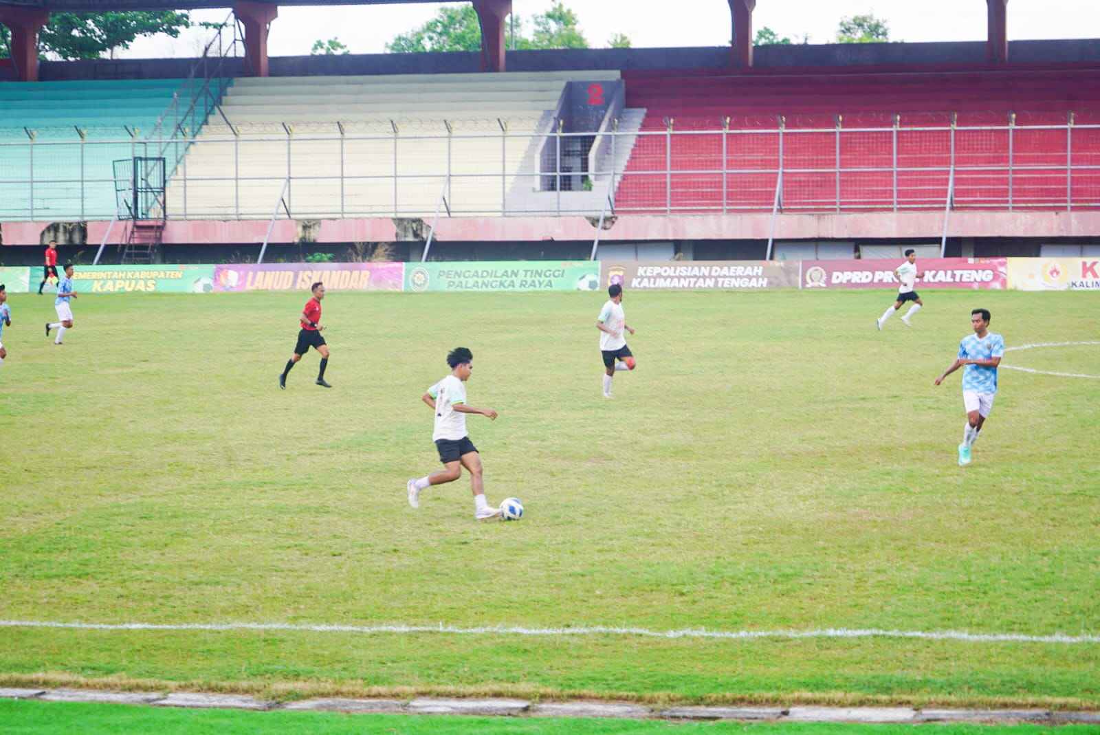 Gubernur Kalteng Tutup Turnamen Sepak Bola Gubernur Cup 2025, Kobar United Raih Juara Pertama