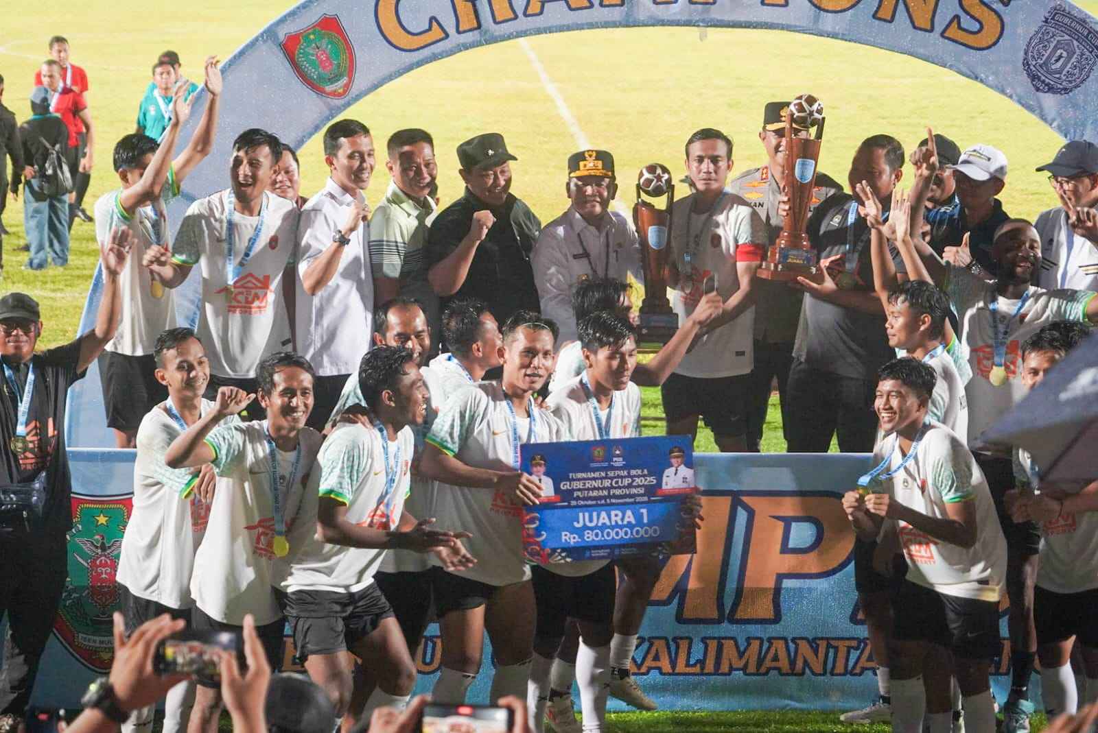 Gubernur Kalteng Tutup Turnamen Sepak Bola Gubernur Cup 2025, Kobar United Raih Juara Pertama