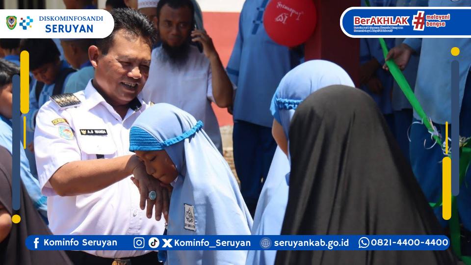 Bupati Seruyan Serahkan Bantuan Rumah Guru kepada SD IT Qurrota A’yun Kuala Pembuang