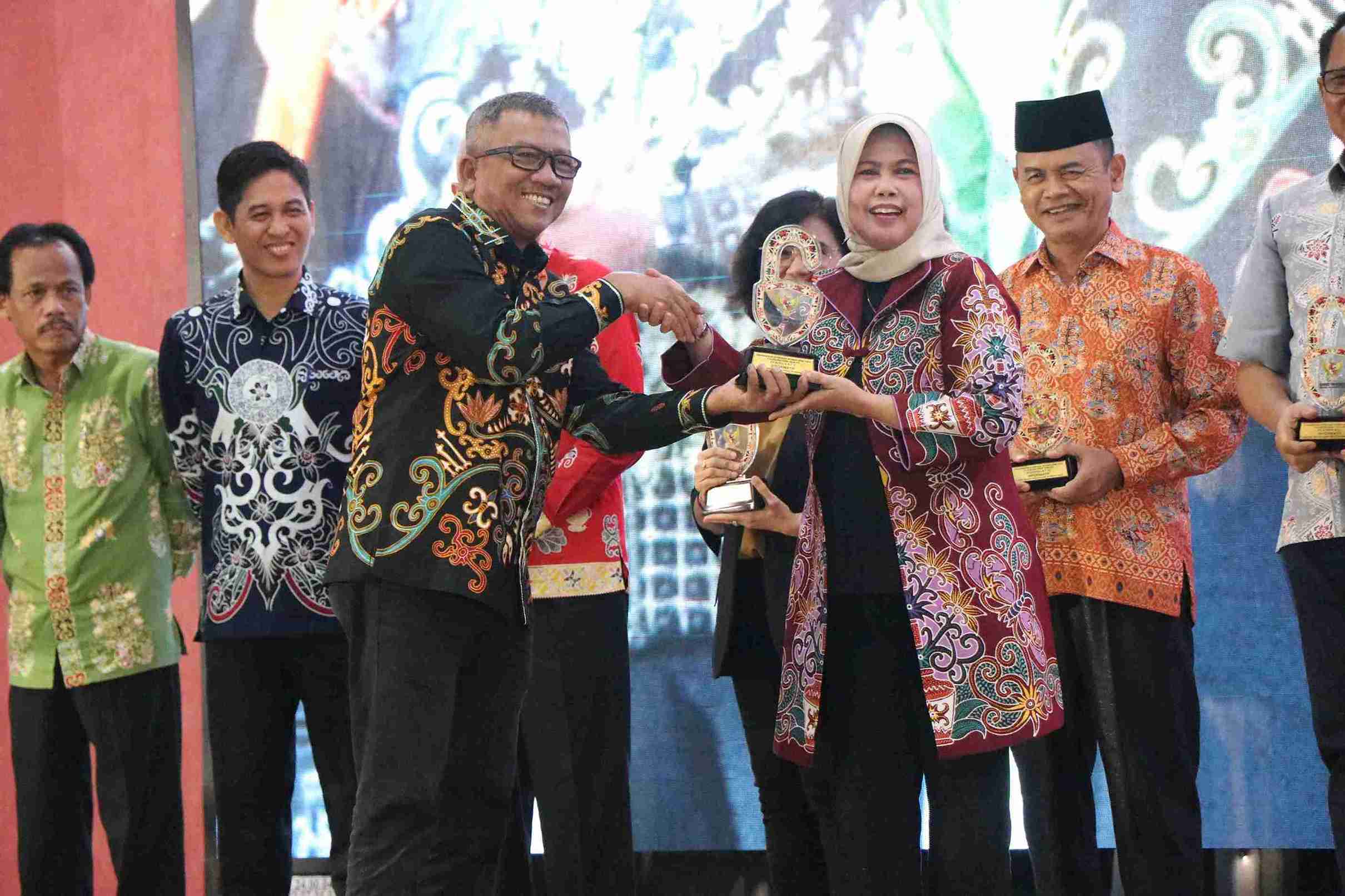 BKD Prov. Kalteng Raih Penghargaan Peringkat ke-5 Kategori Informatif Dalam Anugerah Informasi Publik 2024