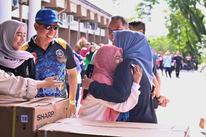 Senam Bersama Peringatan HUT KORPRI, Bupati Hj. Nurhidayah Beri Hadiah Umrah