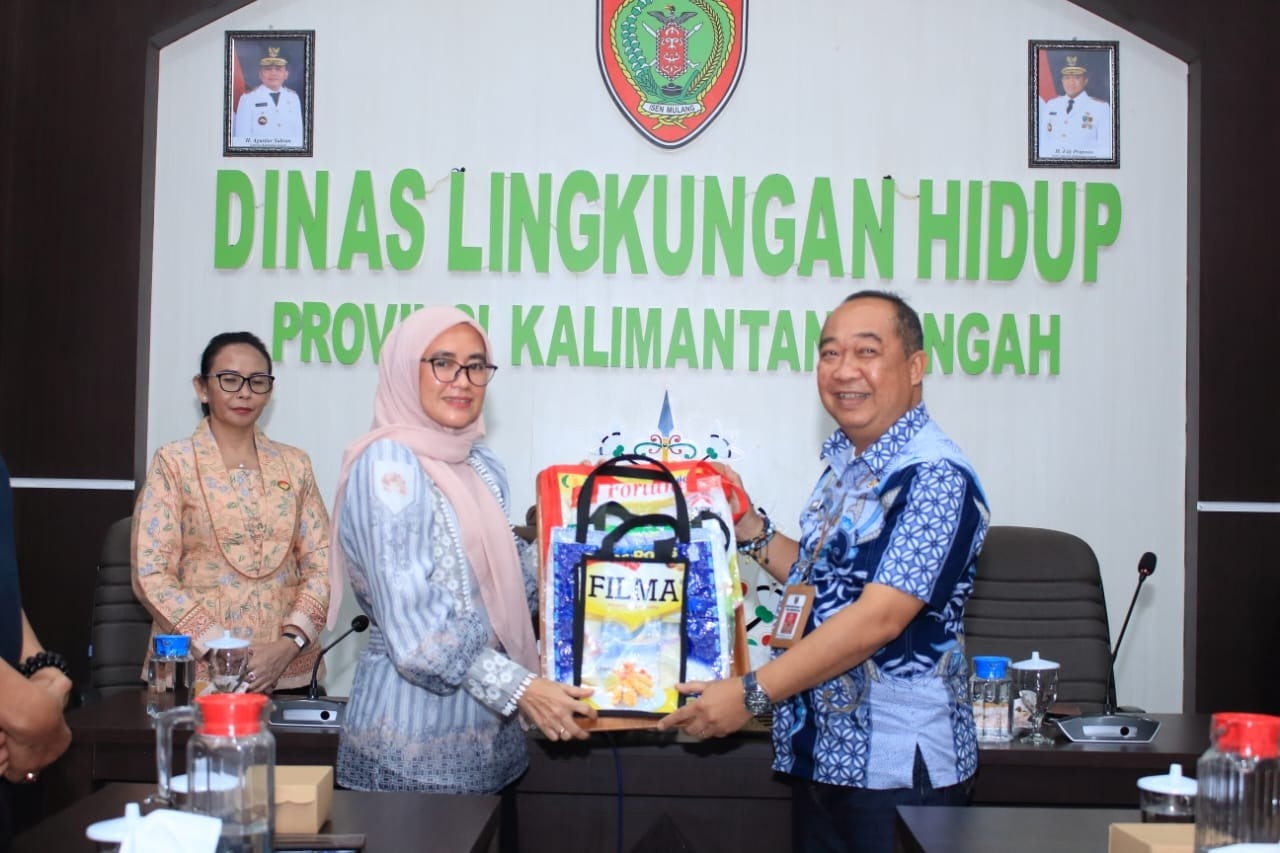 DLH Kalteng Luncurkan Kerajinan Tas Daur Ulang, Kelurahan Kalampangan Siap Jadi Percontohan Pengelolaan Sampah