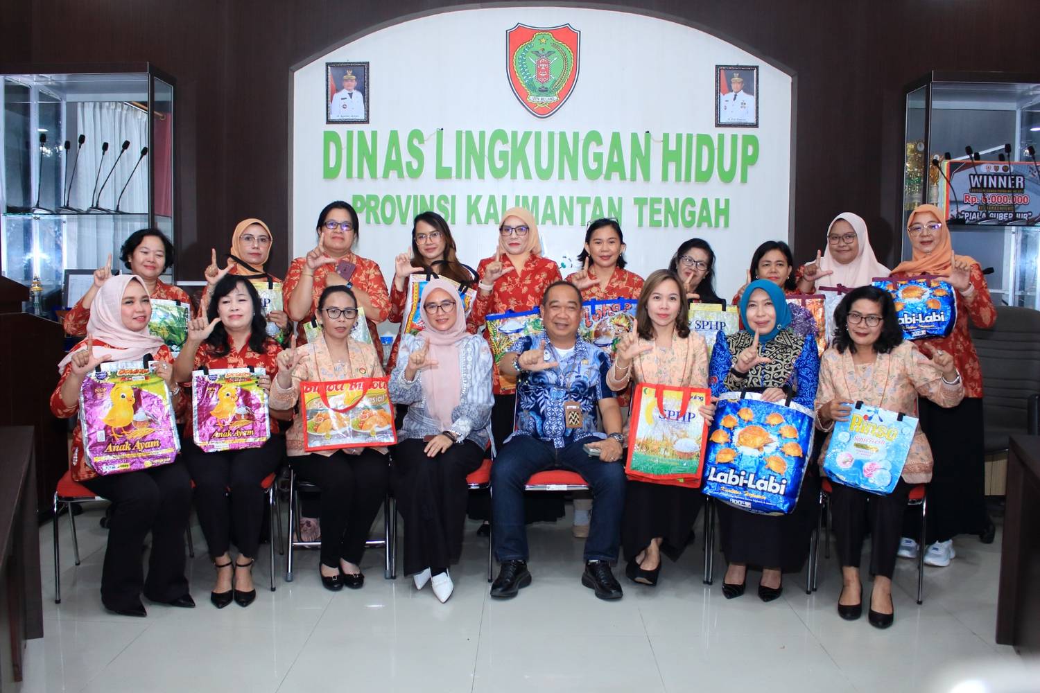 DLH Kalteng Luncurkan Kerajinan Tas Daur Ulang, Kelurahan Kalampangan Siap Jadi Percontohan Pengelolaan Sampah