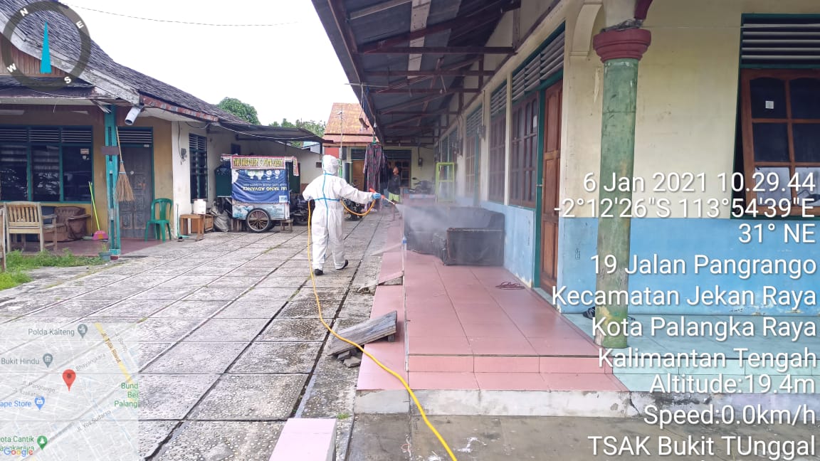 Penerapan Protokol Kesehatan Anggota Posko Covid-19