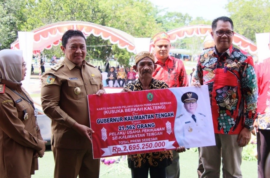 Gubernur Kalteng Berikan Santunan Kecelakaan Bagi Pelaku Usaha Perikanan Kalimantan Tengah