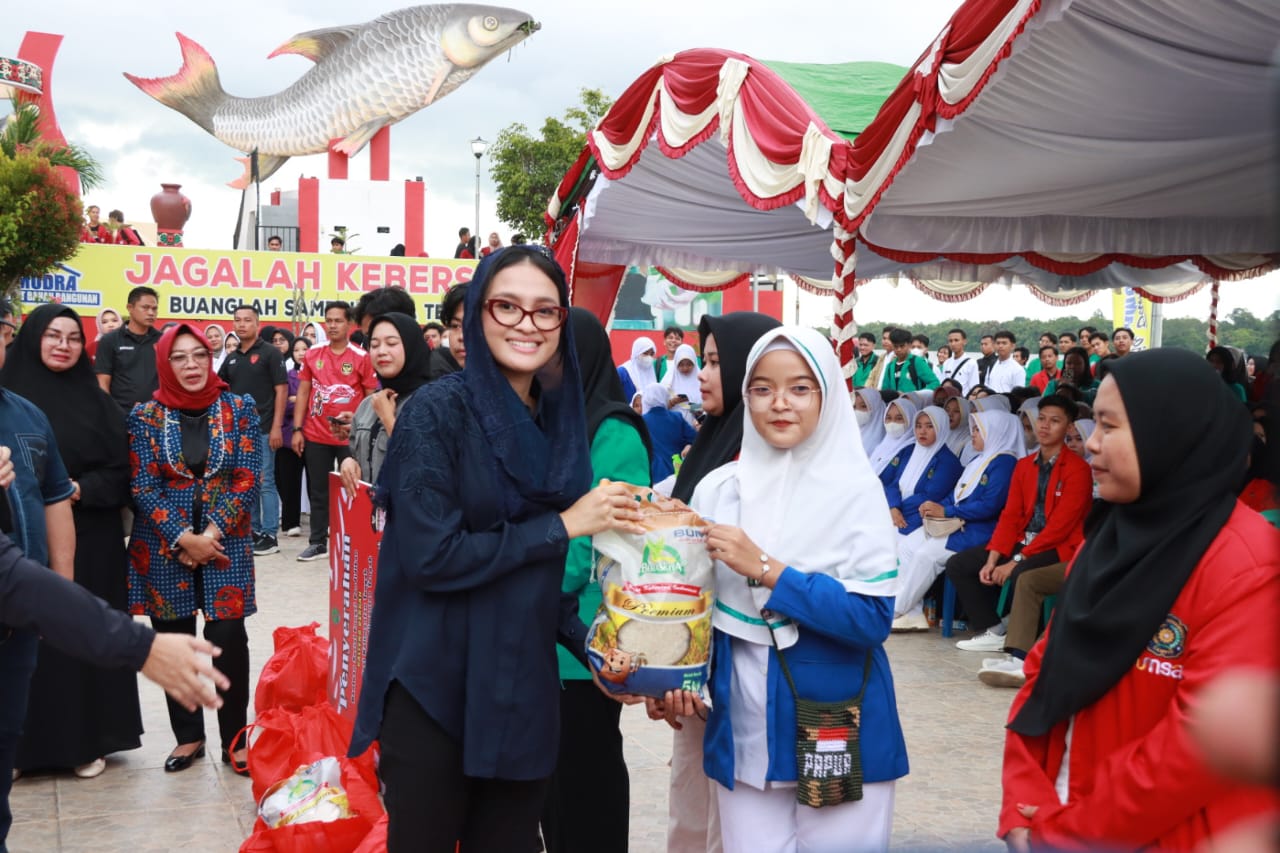 Gubernur Kalteng H. Sugianto Sabran Salurkan Bansos dan Launching Bantuan Sosial Fungsi Pendidikan Kalteng BERKAH kepada Mahasiswa di Kotim