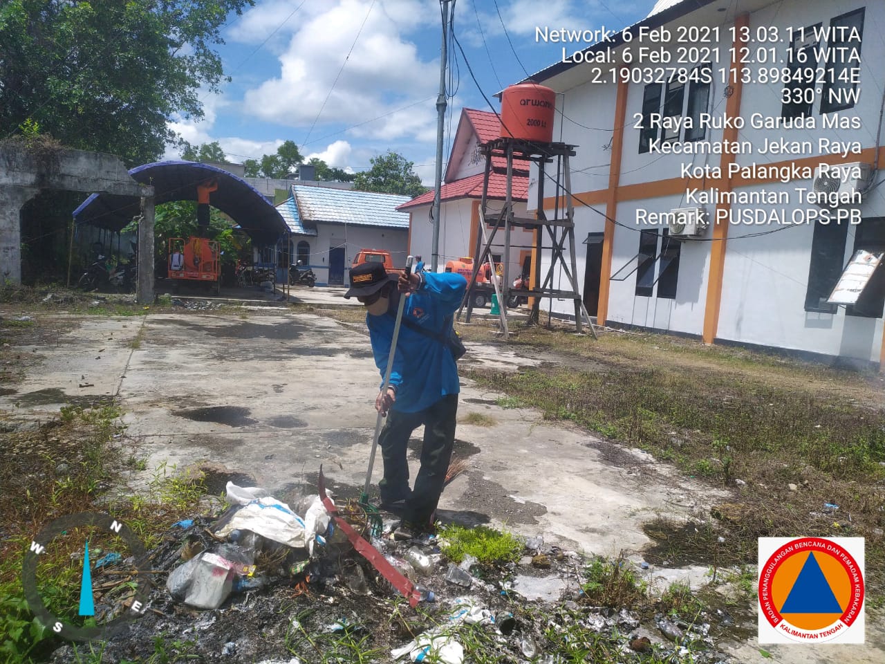 Relawan Satgas Covid-19 Lakukan Aksi Bersih-Bersih di Halaman Pusdalops 