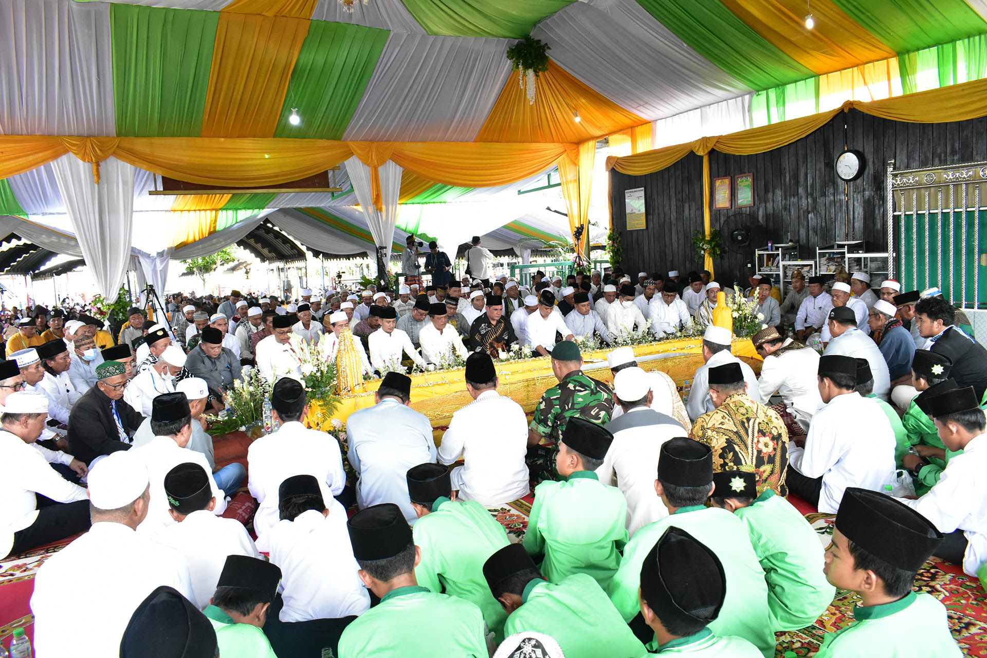 Puluhan Ribu Masyarakat dari Berbagai Daerah Hadiri Haul Akbar Kiai Gede