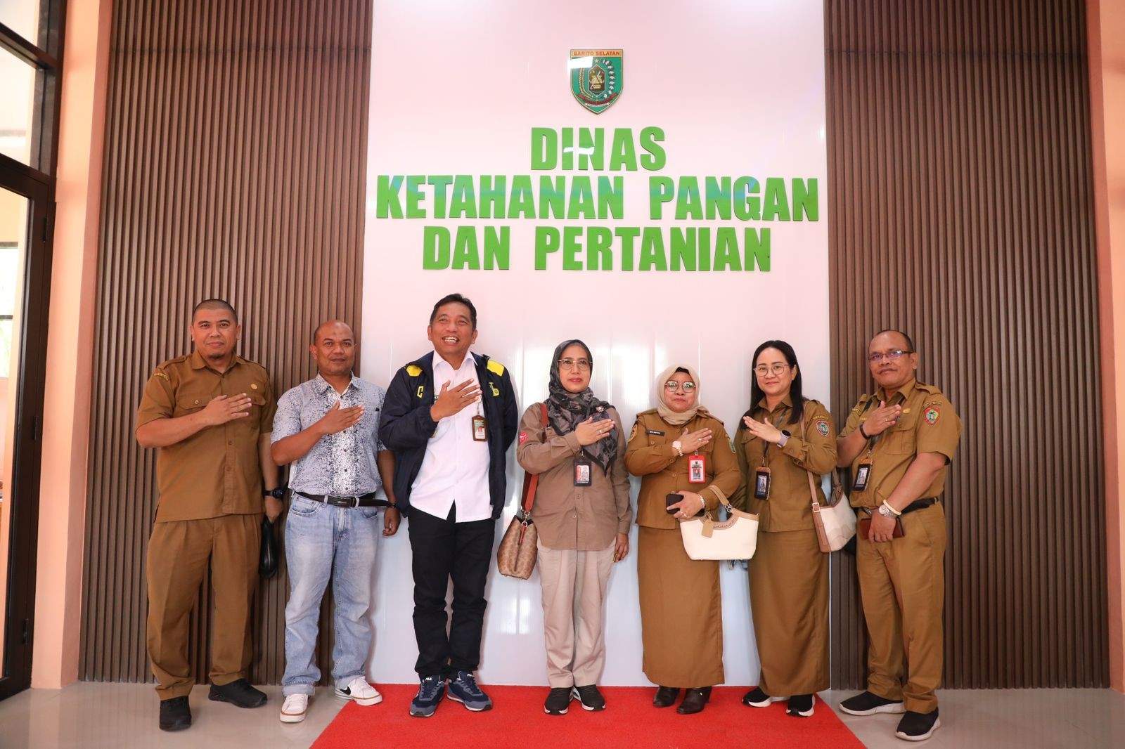Kadis TPHP Kalteng Serahkan Vaksin PMK ke Kabupaten Barito Selatan