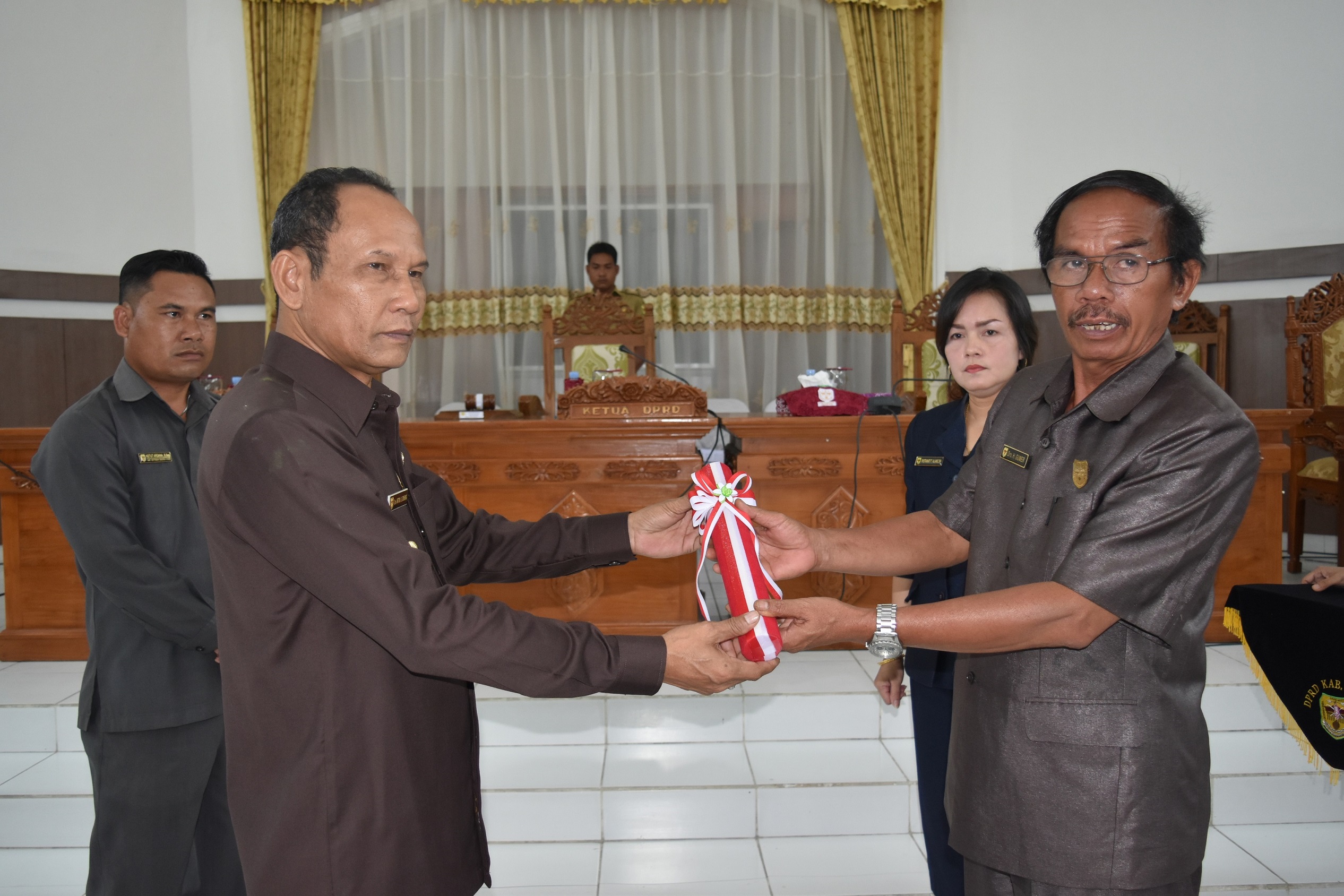 Bupati Gunung Mas Arton S Dohong Sampaikan 3 (Tiga) Buah Rancangan Peraturan Daerah 