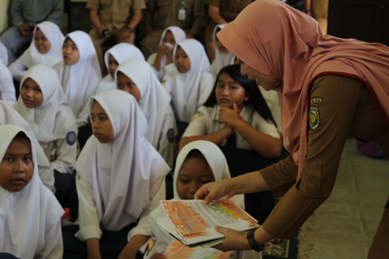 Siswa SMPN 4 Palangka Raya Mendapat Sosialisasi Tentang Internet Sehat