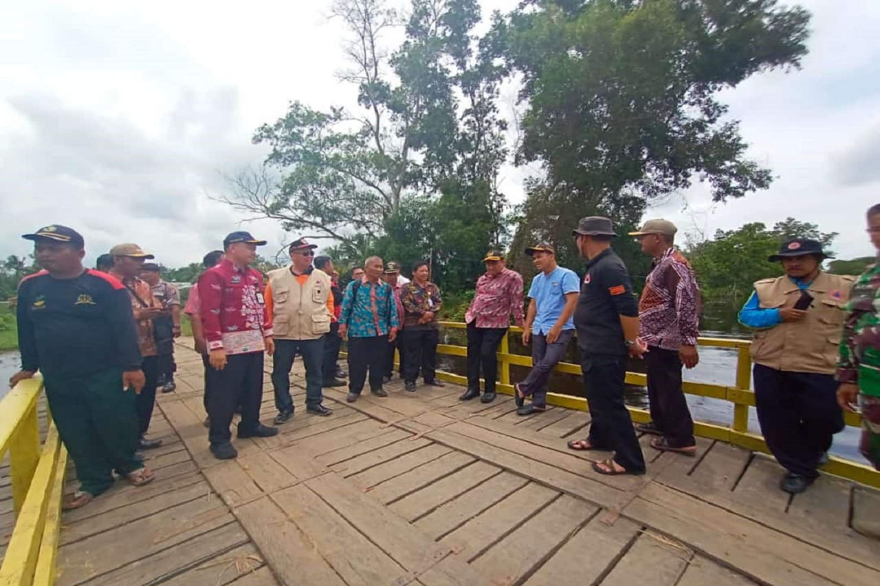 Bupati Pulang Pisau Serahkan Bantuan Untuk Korban Banjir