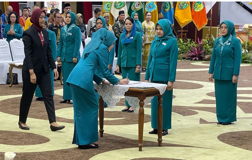 Ny. Permana Sari Resmi Dilantik Sebagai Ketua TP PKK dan Pembina Posyandu Kabupaten Barsel