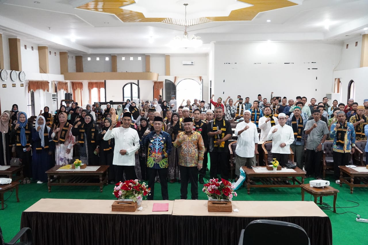 Wakili Gubernur, Plt Karo Kesra Ahmad Pahruka Lepas Keberangkatan 121 Jamaah Umrah PT Alifa Raya Tour Palangka Raya