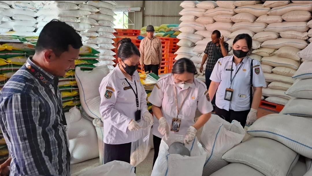Pastikan Mutu dan Keamanan Pangan, OKKPD Prov Kalteng  Lakukan Pengambilan Sampel Beras SPHP BULOG Kalteng untuk Izin Edar