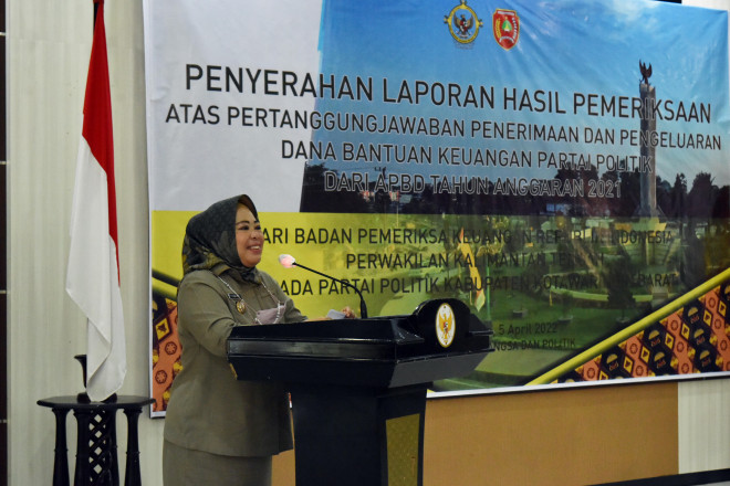 BPK Perwakilan Kalteng Serahkan LHP Bantuan Keuangan Parpol TA 2021