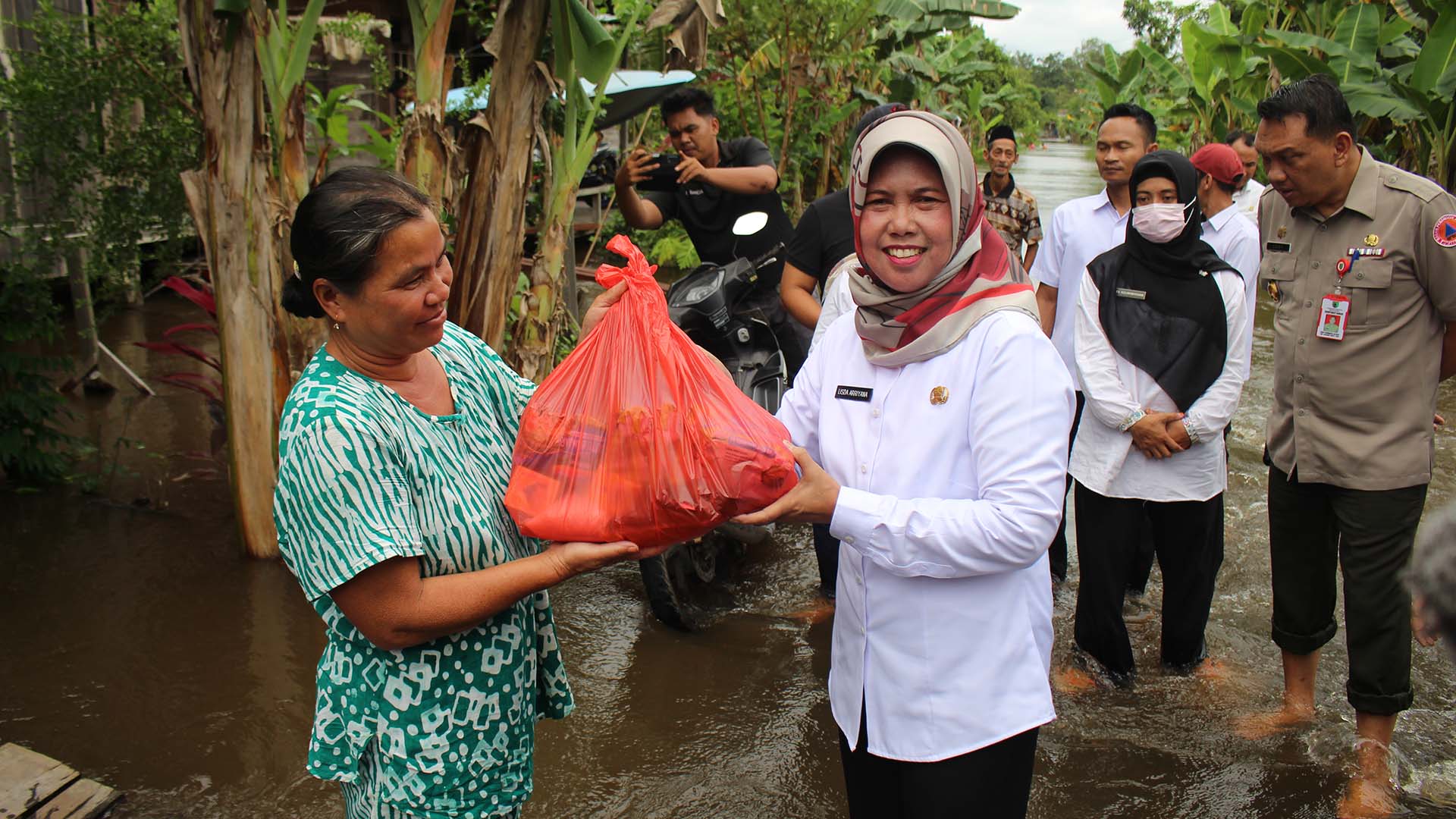 Gerak Cepat, Pemkab Barsel Distribusikan Bantuan Kepada Korban Banjir