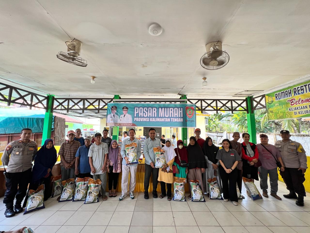 Jelang Hari Raya Idulfitri dan Tekan Inflasi di Kalteng, Yuas Elko Salurkan 10 Ton Beras Subsidi ke Kelurahan Bukit Tunggal