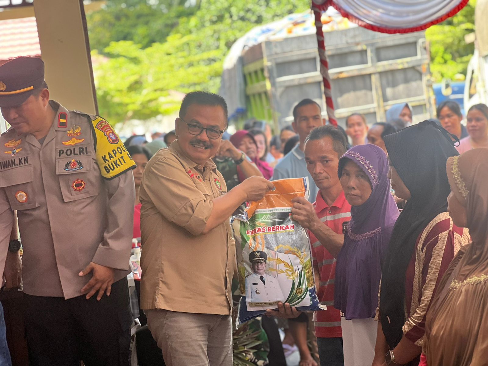 Kepala Dinas P3APPKB Dampingi Plh. Asisten Pemkesra Buka Pasar Murah di Kecamatan Bukit Batu
