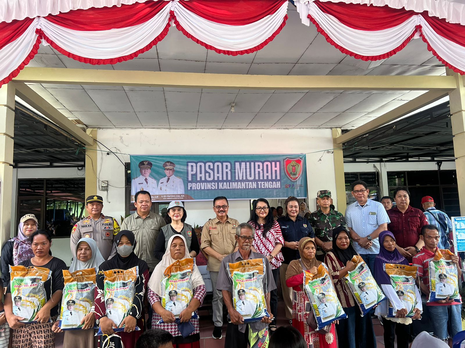Kepala Dinas P3APPKB Dampingi Plh. Asisten Pemkesra Buka Pasar Murah di Kecamatan Bukit Batu