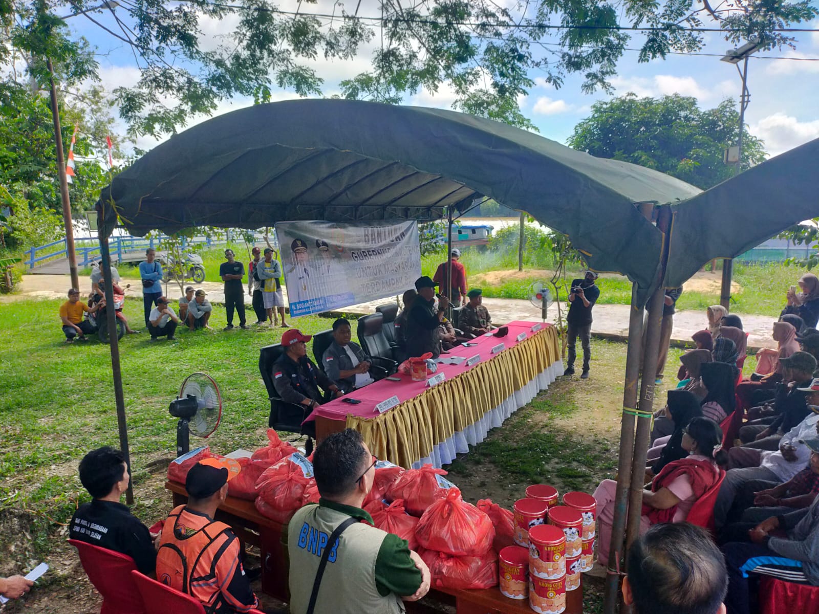 Gubernur Kalteng Kembali Salurkan Ribuan Paket Sembako Gratis untuk Warga Desa Terdampak Banjir di Wilayah Kabupaten Barito Selatan