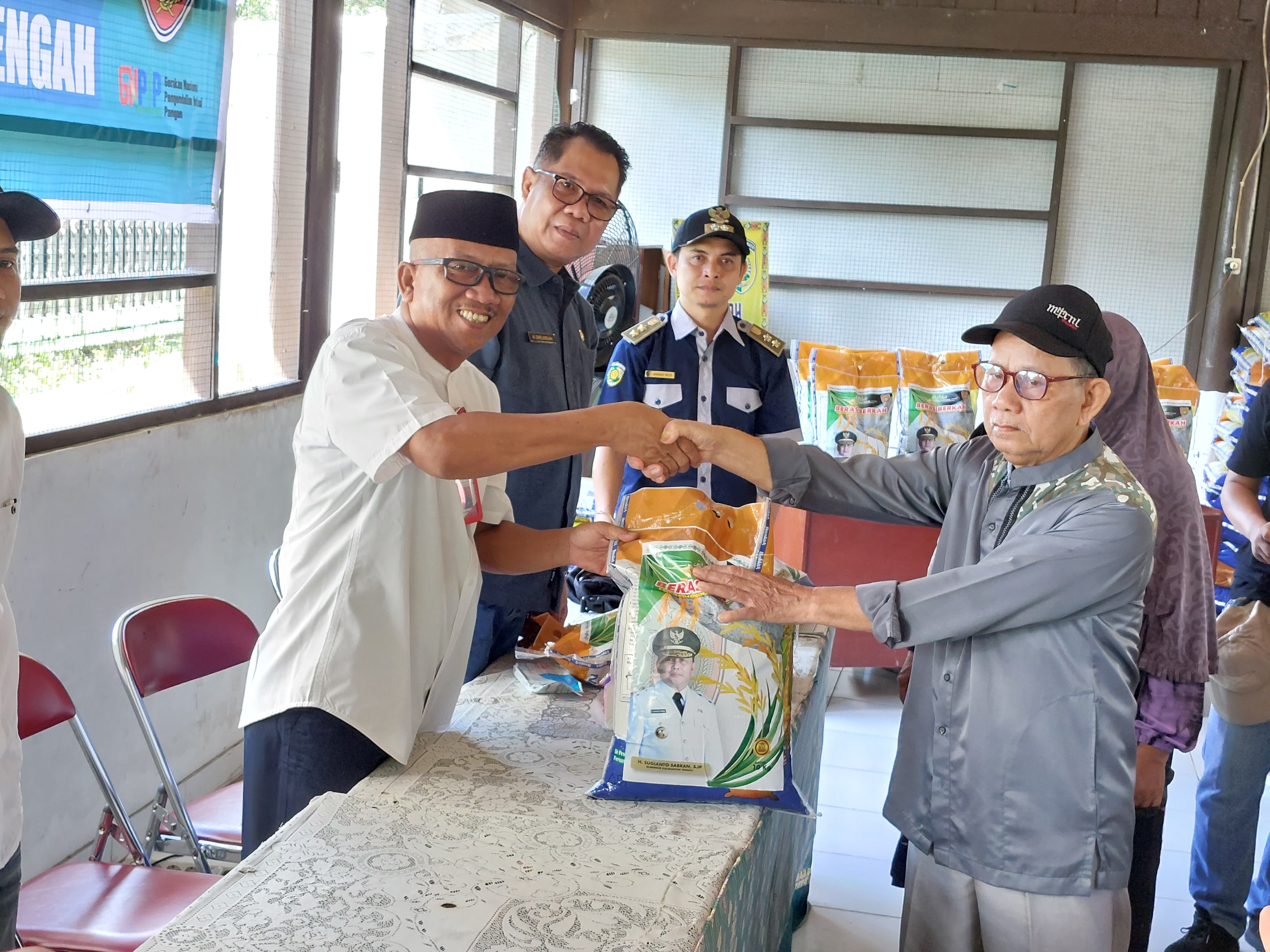 Wakili Gubernur, Kaban Kesbangpol Prov. Kalteng Salurkan Beras Murah di Kelurahan Pahandut, Kota Palangka Raya