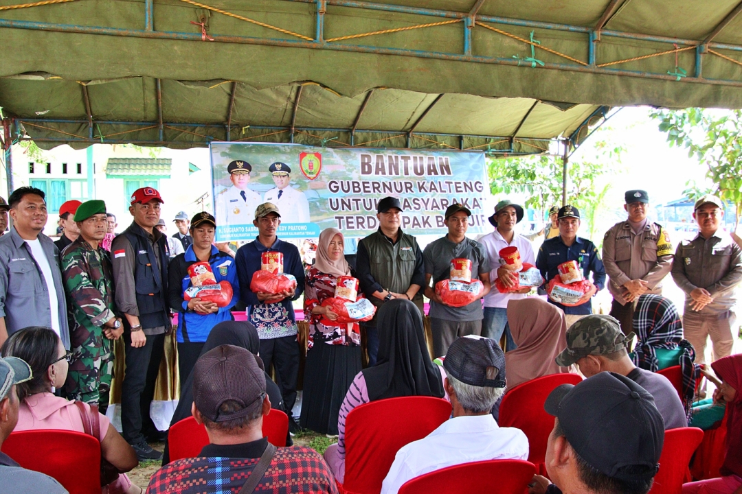Wakili Gubernur, Kadis PMD Salurkan Bantuan Sembako bagi Masyarakat Terdampak Banjir di Kecamatan Dusun Hilir