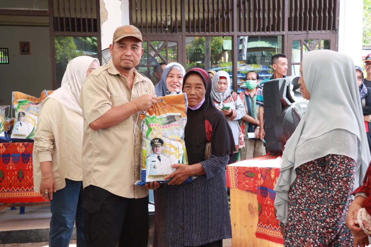 Asisten Adum Sri Suwanto Salurkan 35 Ton Beras Subsidi ke Kelurahan Panarung