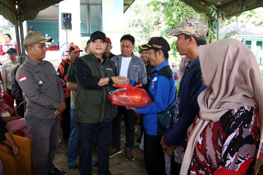 Wakili Gubernur, Kadis PMD Salurkan Bantuan Sembako bagi Masyarakat Terdampak Banjir di Kecamatan Dusun Hilir
