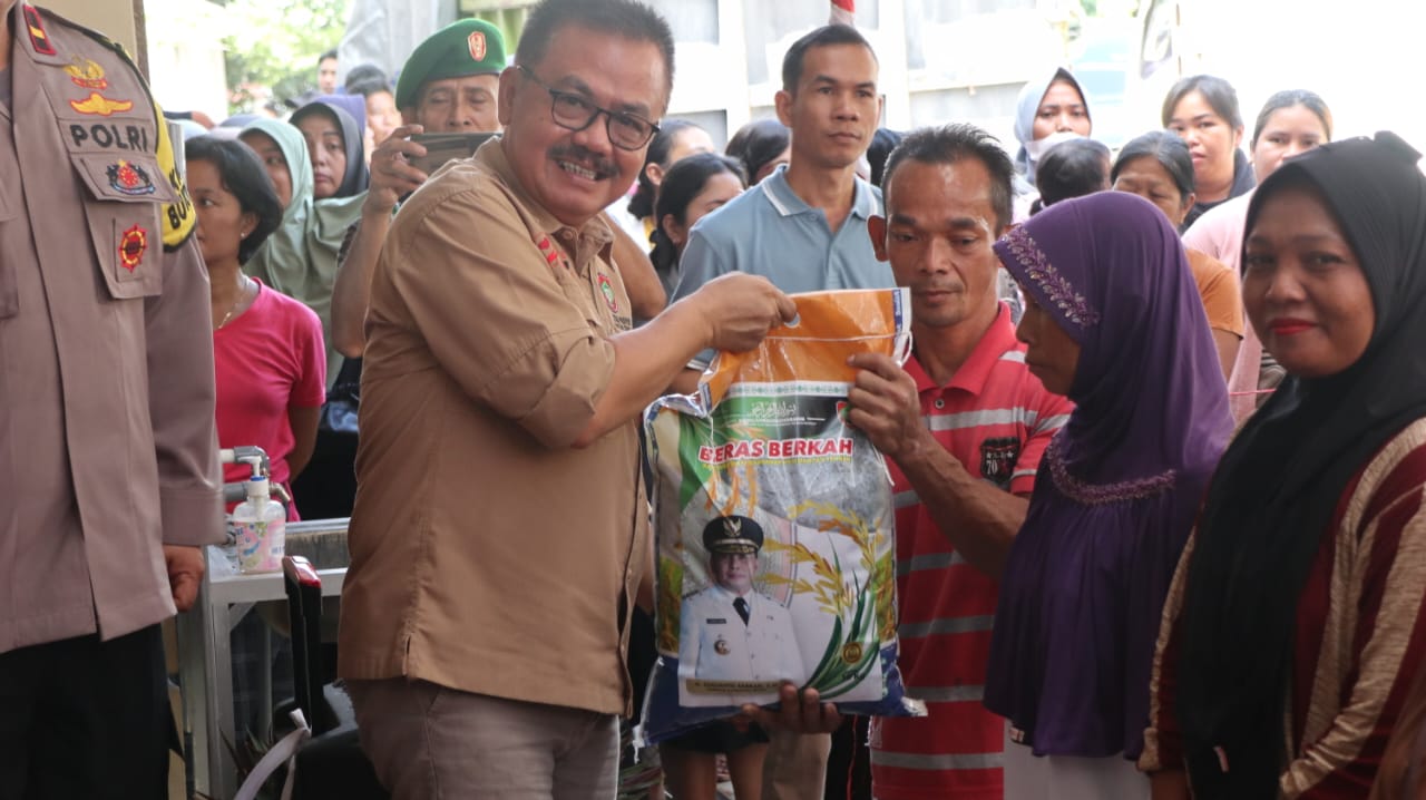 Wakili Gubernur, Plh Asisten Pemkesra Herson B Aden Buka Pasar Murah di Bukit Batu