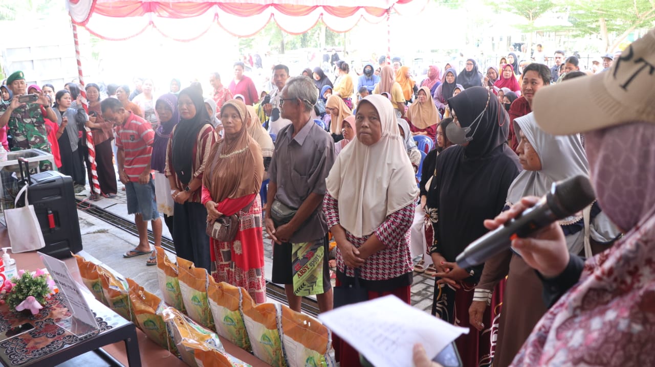 Wakili Gubernur, Plh Asisten Pemkesra Herson B Aden Buka Pasar Murah di Bukit Batu