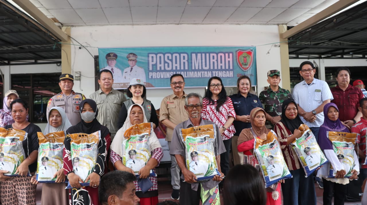 Wakili Gubernur, Plh Asisten Pemkesra Herson B Aden Buka Pasar Murah di Bukit Batu