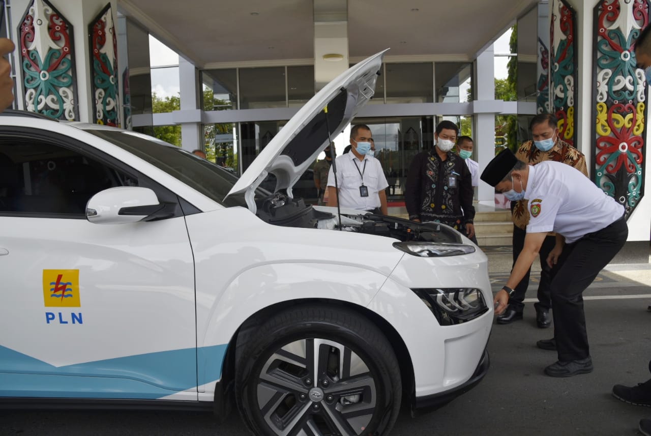 Sekda Kalteng Berkeliling Lakukan Test Drive Mobil Listrik PLN 