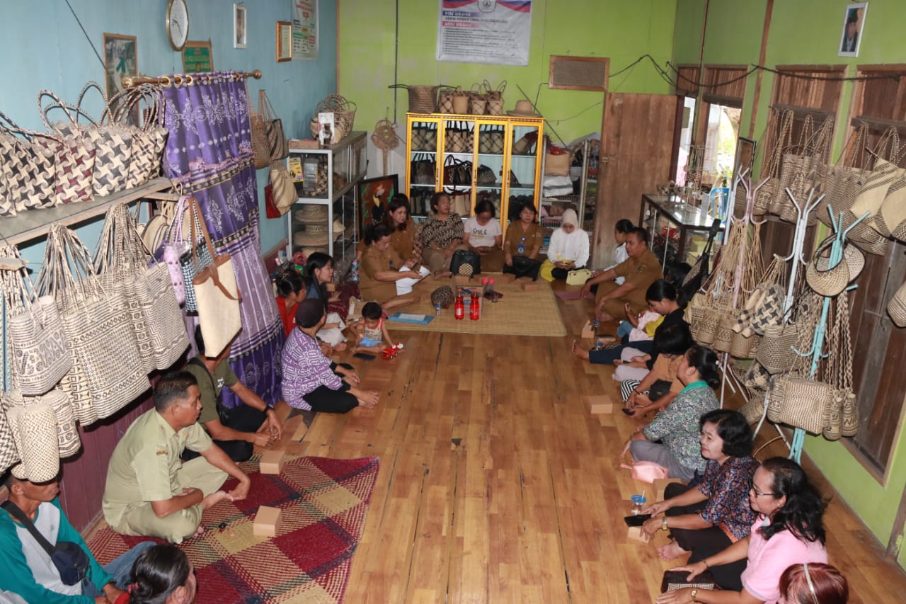 Diskominfostandi Kab. Pulang Pisau Bersama Diskominfosantik Prov. Kalteng Gelar Sosialisasi Pembinaan dan Pemberdayaan KIM di Desa Gohong