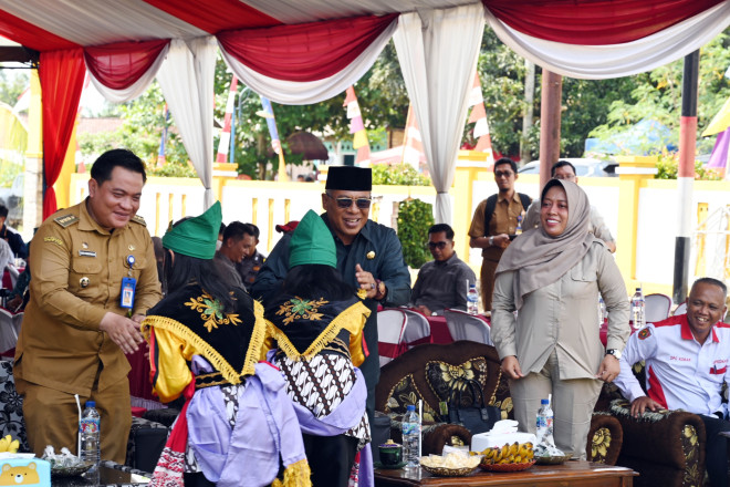 Wabup Kobar Apresiasi Tradisi Sedekah Bumi pada HUT ke-42 Desa Transmigrasi Berambai Makmur