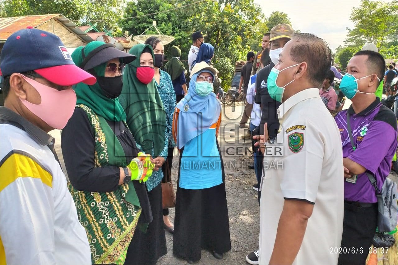 Tim Gugus Pulang Pisau Sosialisasi Pencegahan Covid-19 di Pasar Kanamit