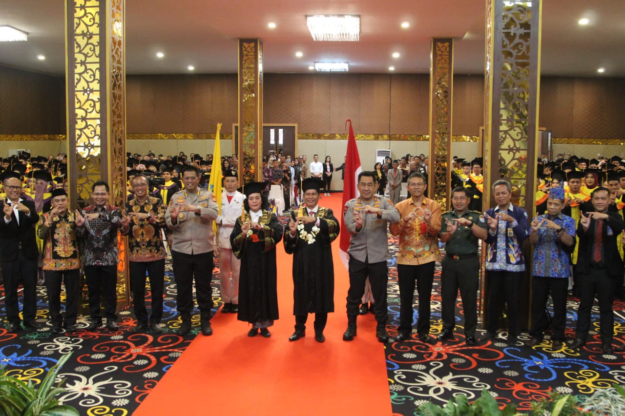 Mewakili Gubernur Kalteng, Plh. Sahli Bidang Pemerintahan, Hukum dan Politik Hadiri Wisuda Universitas Terbuka Palangka Raya