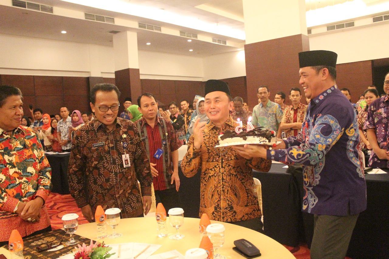 Peserta Sosialisasi Permendagri No. 38 Tahun 2018 Sangat Antusias Menyanyikan Lagu Selamat Ulang Tahun Kepada Gubernur