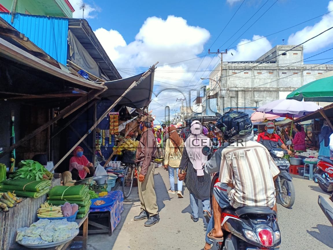 SatPol PP dan Damkar Kabupaten Kapuas Tertibkan Pasar, Sosialisasi dan Awasi Penerapan Protokol Kesehatan