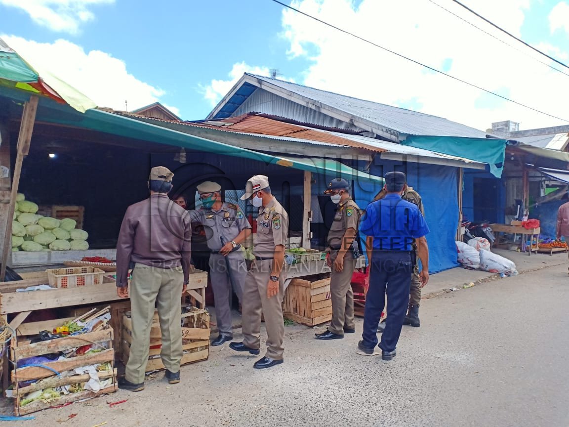 SatPol PP dan Damkar Kabupaten Kapuas Tertibkan Pasar, Sosialisasi dan Awasi Penerapan Protokol Kesehatan