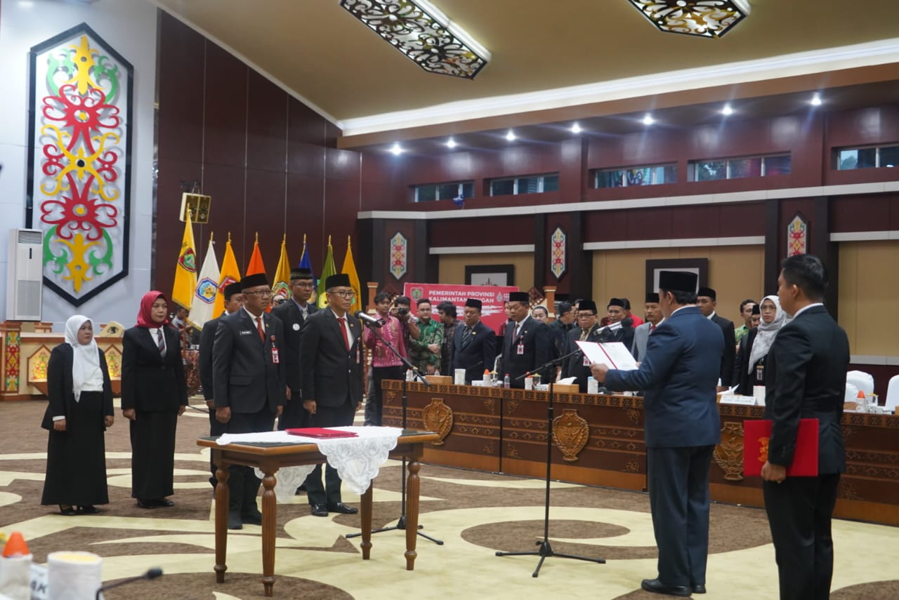 Wagub H. Edy Pratowo Mengambil Sumpah dan Lantik Pejabat Pimpinan Tinggi Pratama serta Kepala sekolah di Lingkungan Pemprov Kalteng