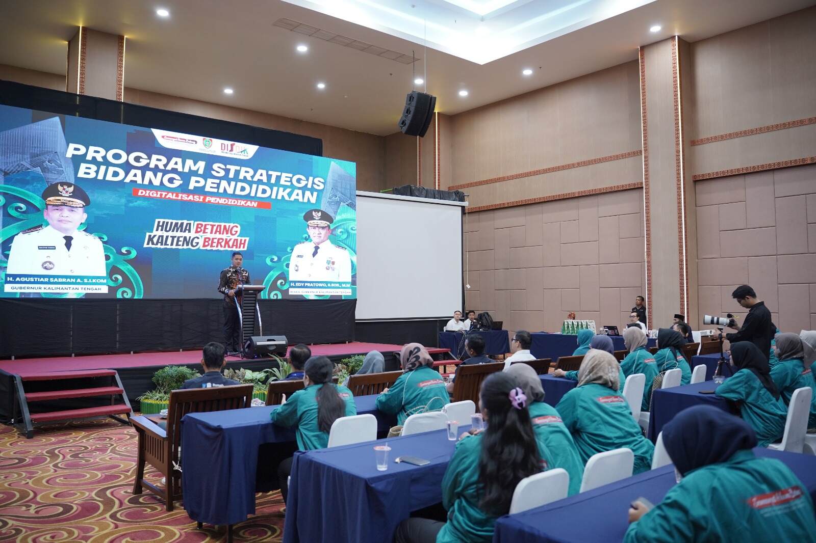 ‎Plt. Kadisdik Kalteng Tegaskan Peran Teknologi dan AI dalam Pembelajaran, Jawab Kritikan Soal TV Interaktif