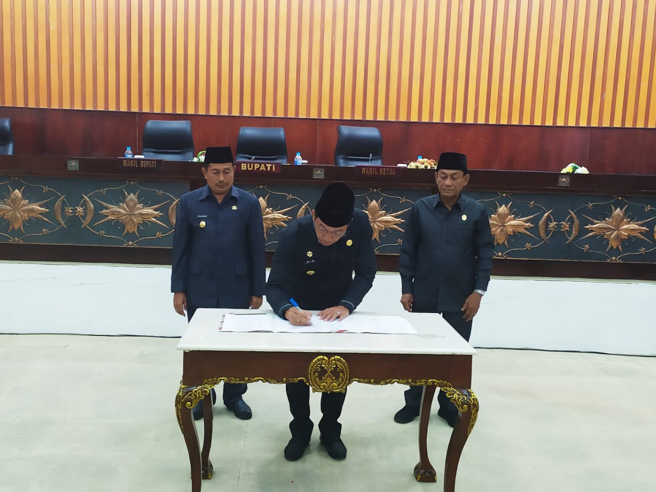 Penandatanganan Nota Kesepakatan DPRD dengan Pemerintah Daerah Kabupaten Murung Raya terhadap KUPA/ PPAS Tahun Anggaran 2019