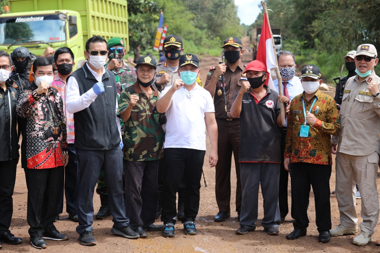 Gubernur Kalteng Tinjau Ruas Jalan Eks Pertamina di Wilayah Tamiang Layang, Kab. Barito Timur